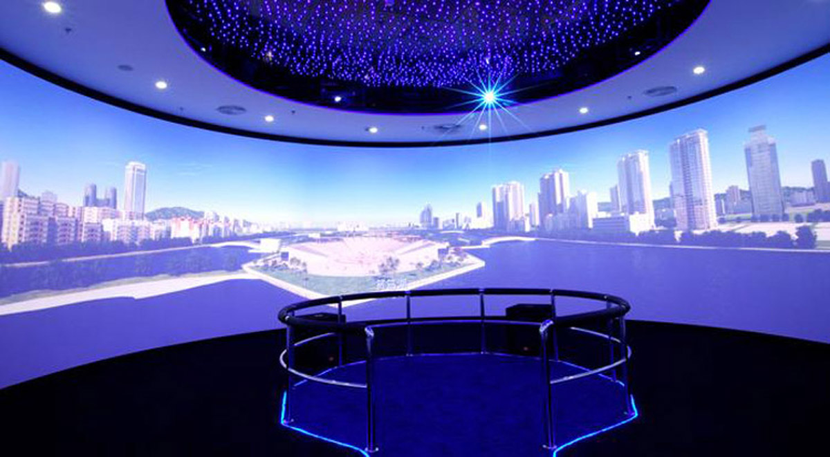 模拟体验360°环幕影院不同于一般的电影屏幕.jpg