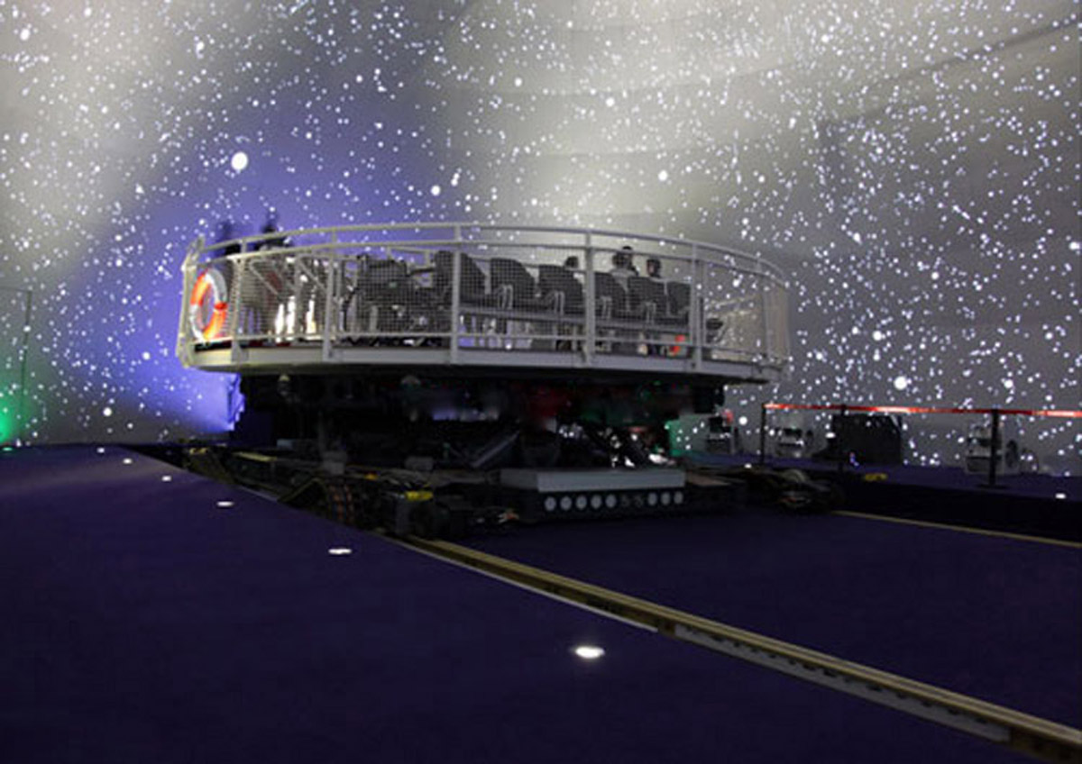 渭滨模拟体验360°轨道太空车