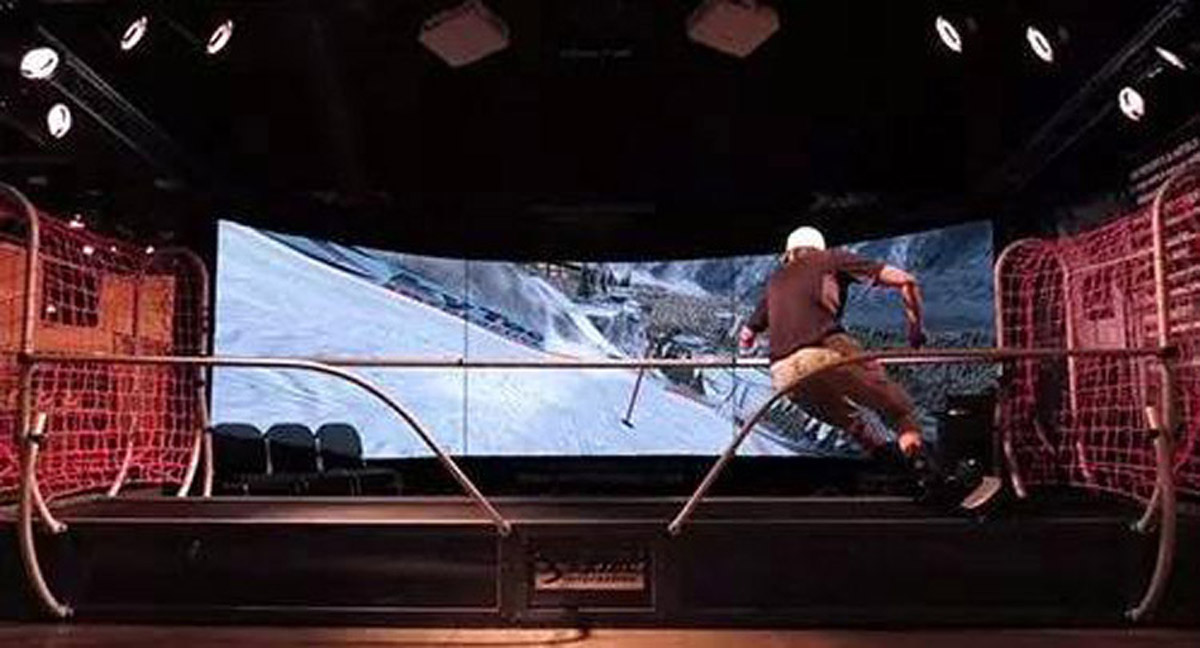 台前模拟体验高山滑雪