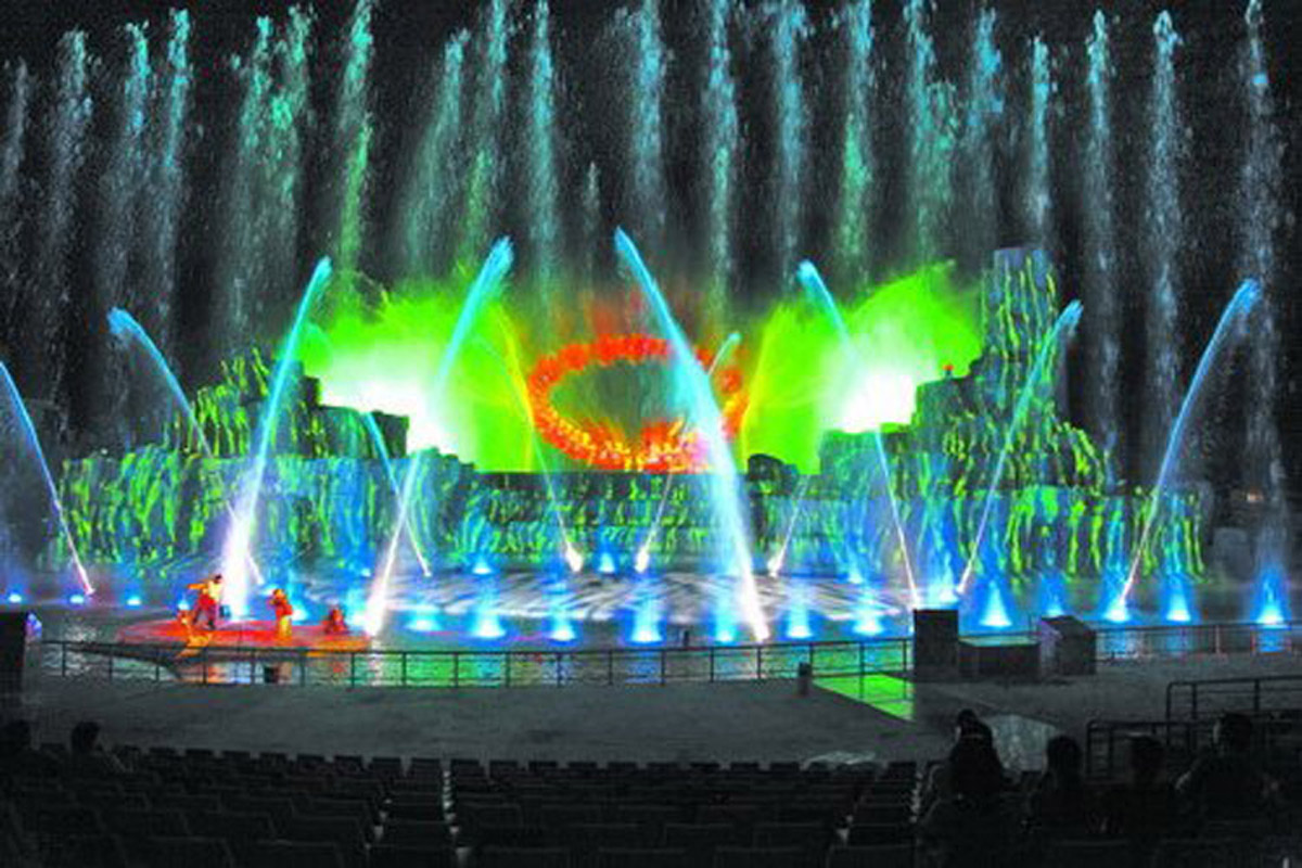 模拟体验山水秀剧场变成一个美轮美奂的大型水域-舞台.jpg