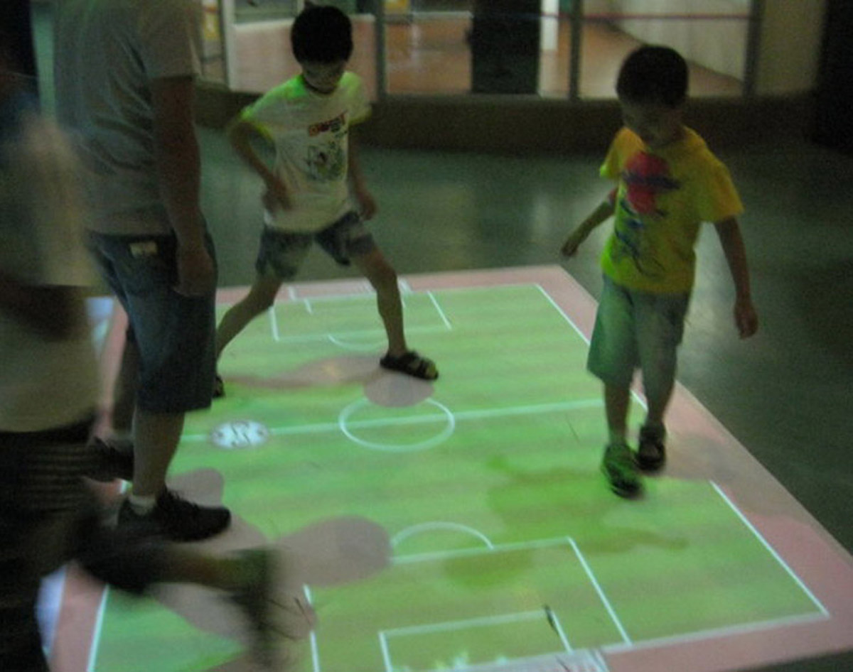 模拟体验和小朋友们玩虚拟足球.jpg