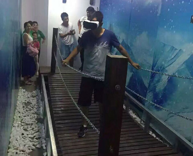 九龙模拟体验VR雪山吊桥